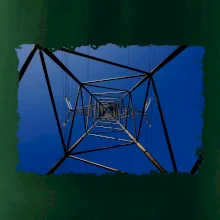 Stožár vysokého napětí zespodu