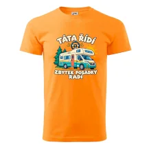 Táta řídí zbytek posádky radí rodinný karavan