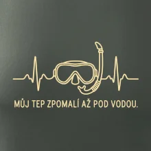 Můj tep zpomalí až pod vodou křivka EKG s maskou a šnorchlem