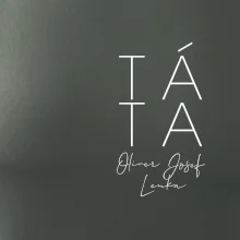 Nápis táta na prsu se jmény dětí