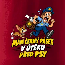 Černý pásek v útěku před psy