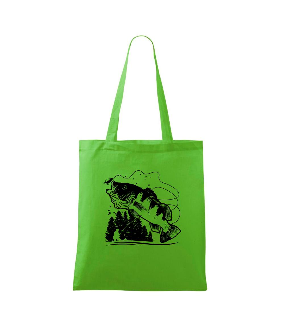 Rybář na břehu rybníka muškaří