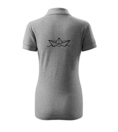 Papírová loďka na vodě