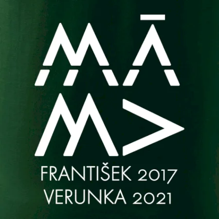 Máma v geometrickém fontu se jmény