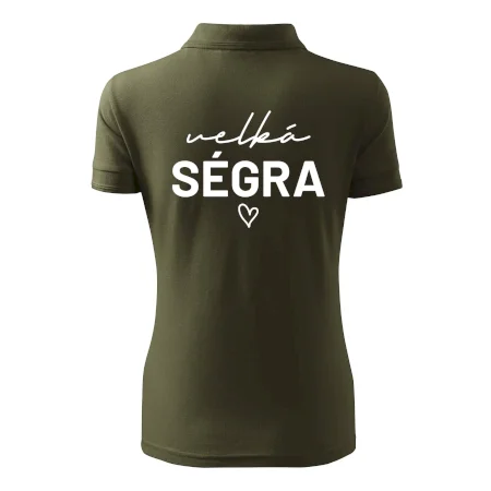 Velká ségra -  nápis na prsou