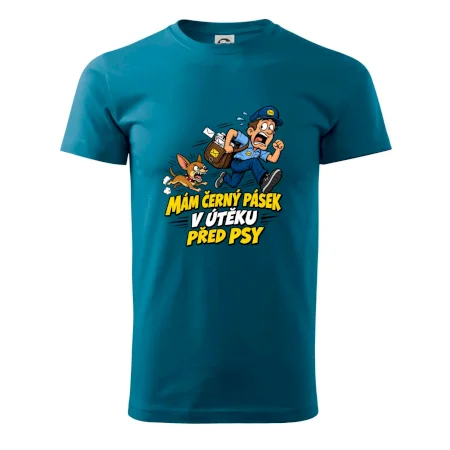 Černý pásek v útěku před psy