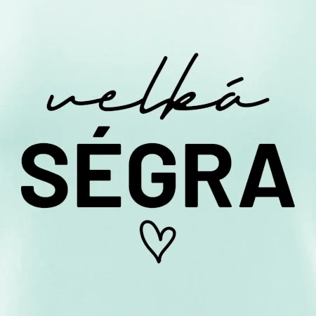 Velká ségra -  nápis na prsou