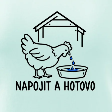 Slepice u misky s krmením