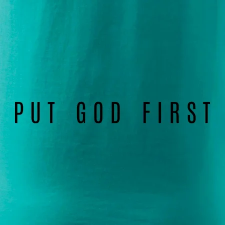 Put God first slabý nápis
