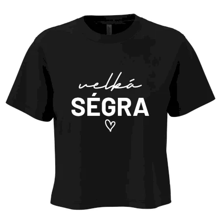 Velká ségra -  nápis na prsou