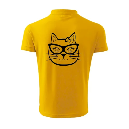 Kočičí holka s brýlemi