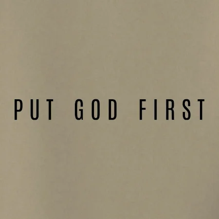 Put God first slabý nápis