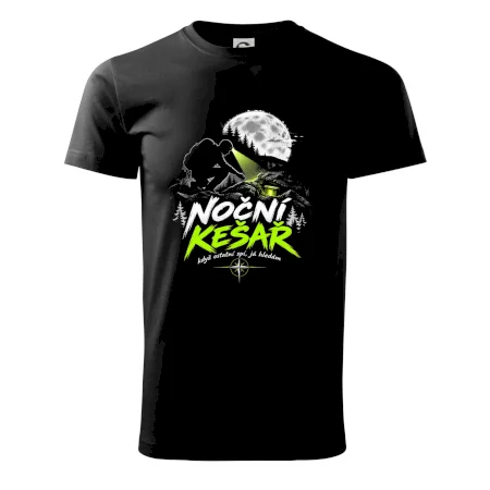 Noční kešař hledání za úplňku