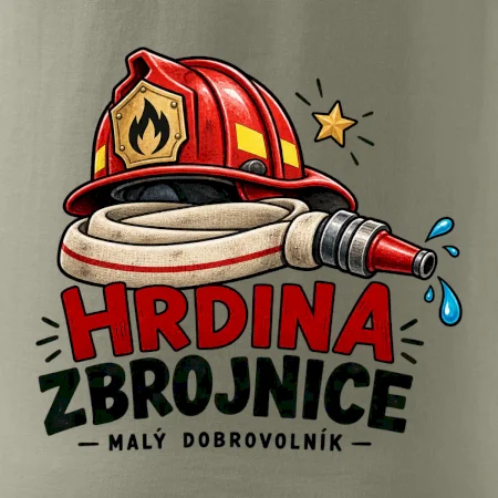 Hrdina s hasičskou přilbou a hadicí
