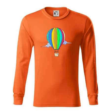 Horkovzdušný balon v oblacích