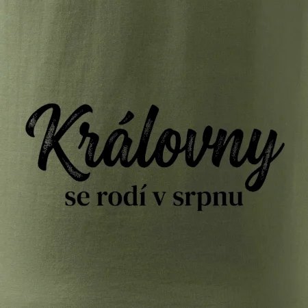 Černobílý nápis  Královny se rodí v srpnu