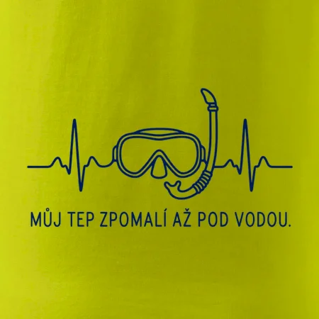 Můj tep zpomalí až pod vodou křivka EKG s maskou a šnorchlem