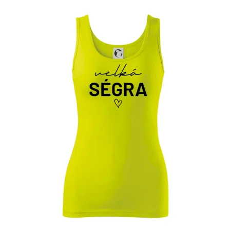 Velká ségra -  nápis na prsou