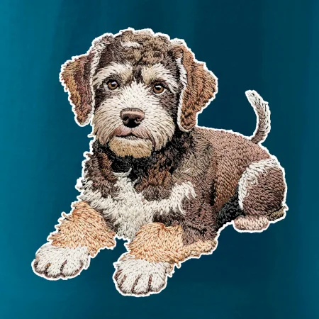 Lagotto romagnolo ležicí vyšívaný na prsu