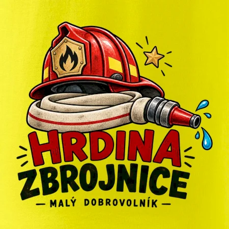 Hrdina s hasičskou přilbou a hadicí