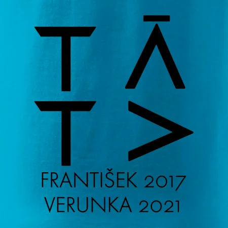 Táta v geometrickém fontu se jmény