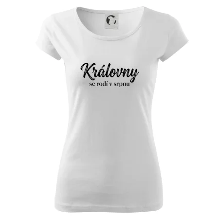 Černobílý nápis  Královny se rodí v srpnu