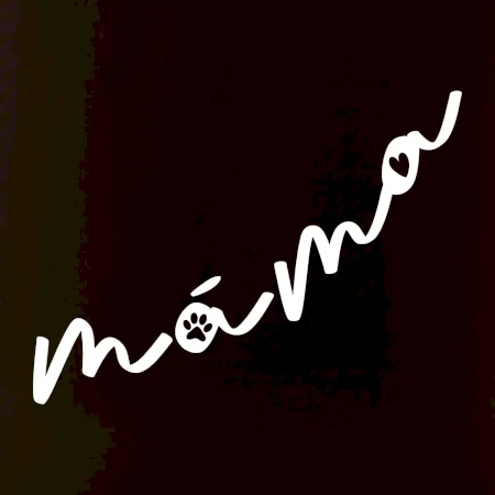 Psí máma se jmény na rukávu