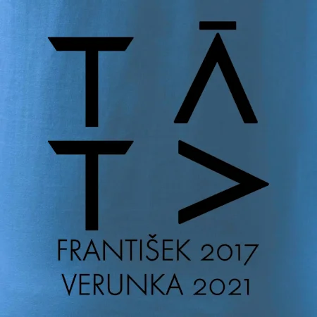 Táta v geometrickém fontu se jmény