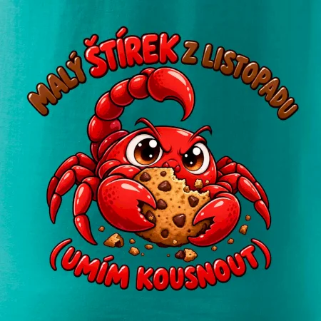 Malý listopadový štírek chrání čokoládovou sušenku