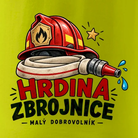 Hrdina s hasičskou přilbou a hadicí