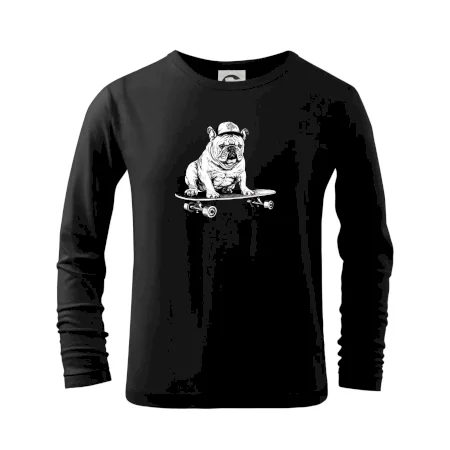 Černobílý buldok na skateboardu