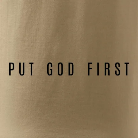 Put God first slabý nápis