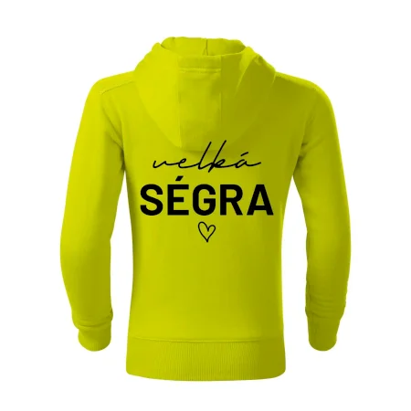 Velká ségra -  nápis na prsou