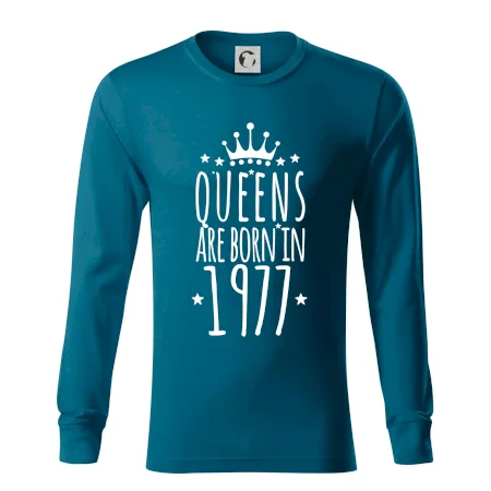 Queens are born in 1977