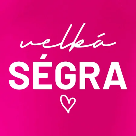 Velká ségra -  nápis na prsou