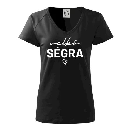 Velká ségra -  nápis na prsou
