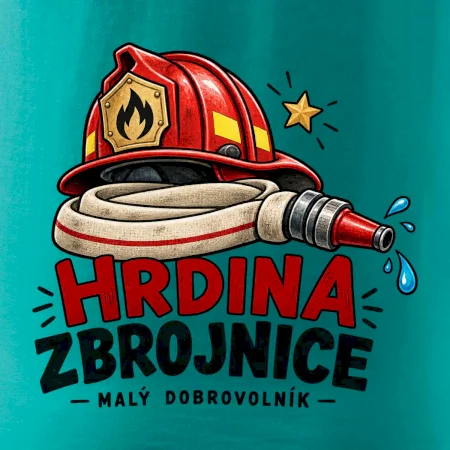 Hrdina s hasičskou přilbou a hadicí