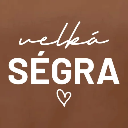 Velká ségra -  nápis na prsou