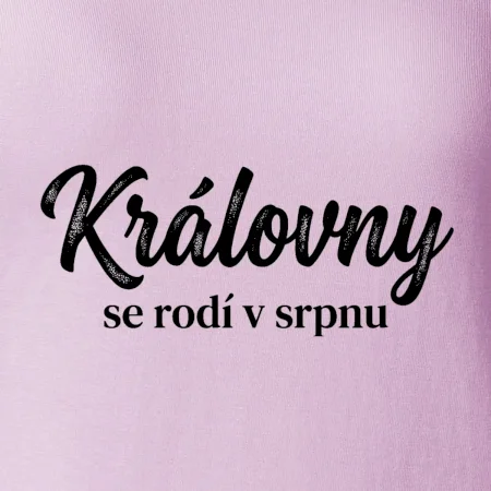 Černobílý nápis  Královny se rodí v srpnu