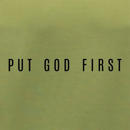Put God first slabý nápis