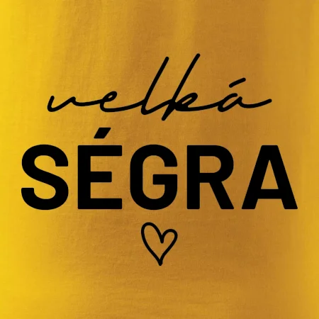 Velká ségra -  nápis na prsou