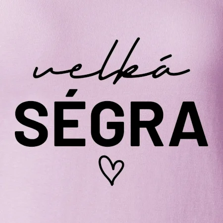Velká ségra -  nápis na prsou