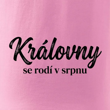 Černobílý nápis  Královny se rodí v srpnu