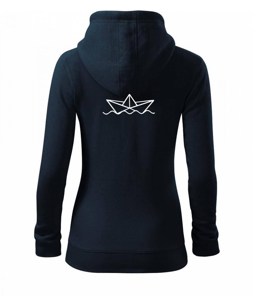 Papírová loďka na vodě