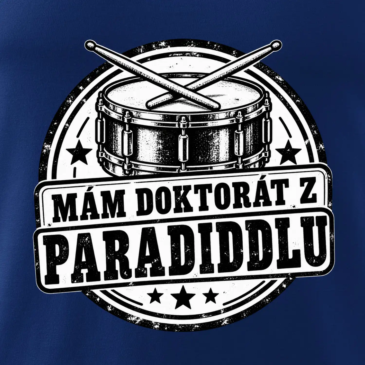 Mám doktorát z paradiddlu - černobílý bubenický odznak