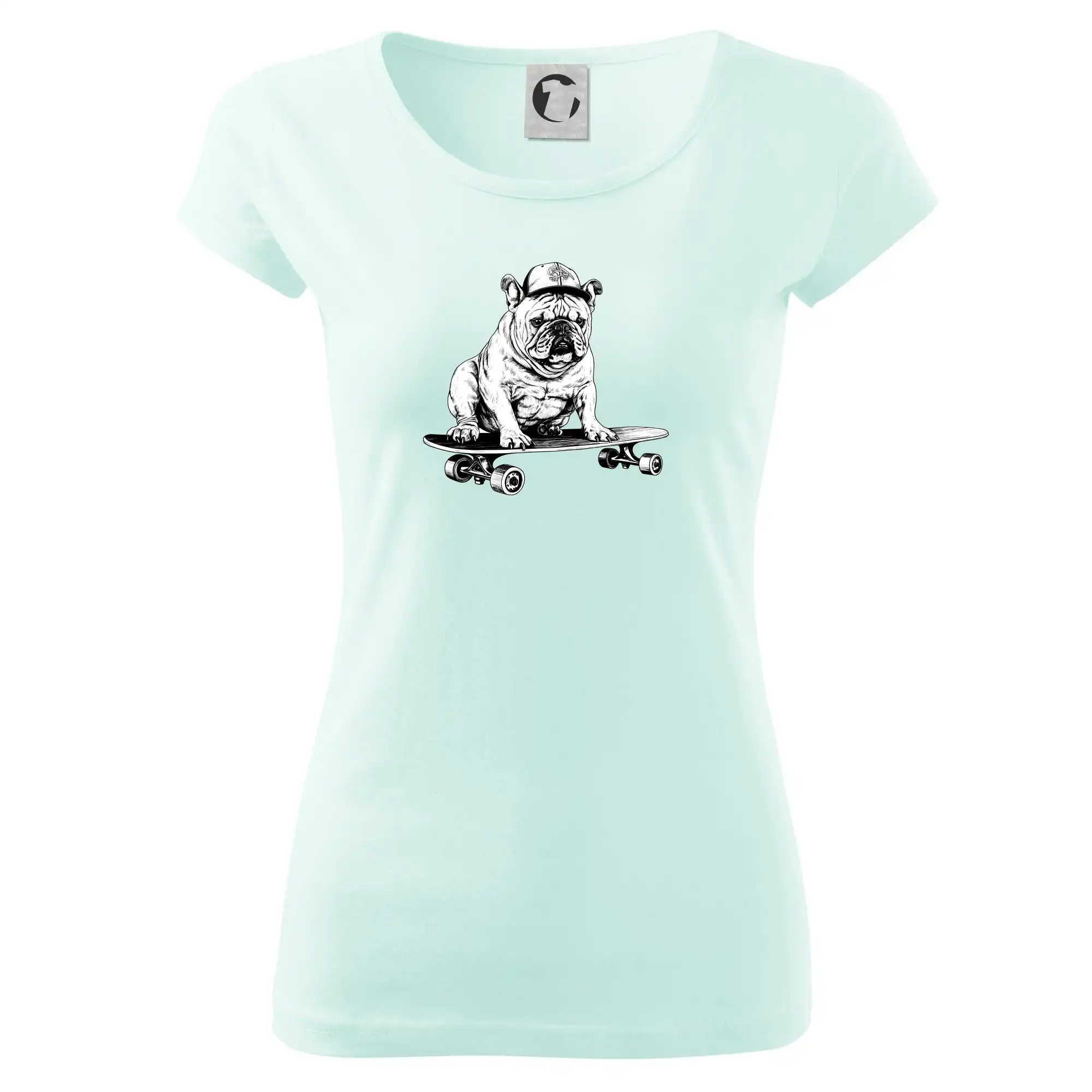 Černobílý buldok na skateboardu