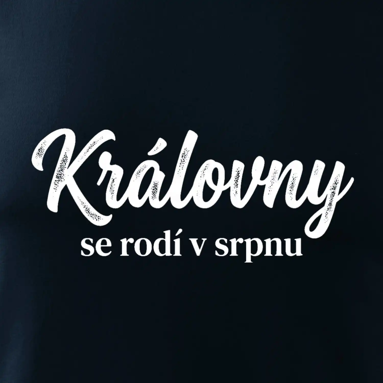Černobílý nápis  Královny se rodí v srpnu