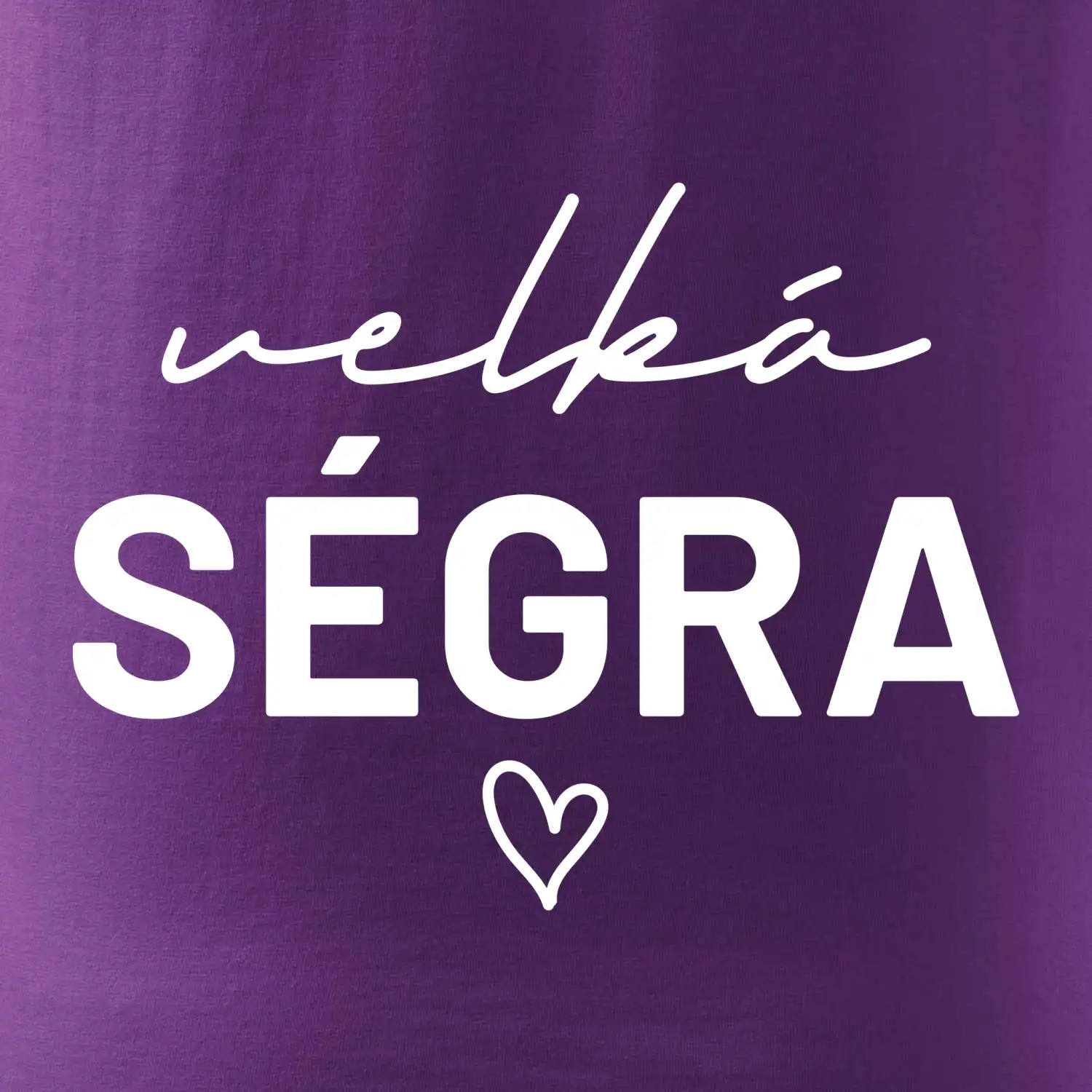 Velká ségra -  nápis na prsou