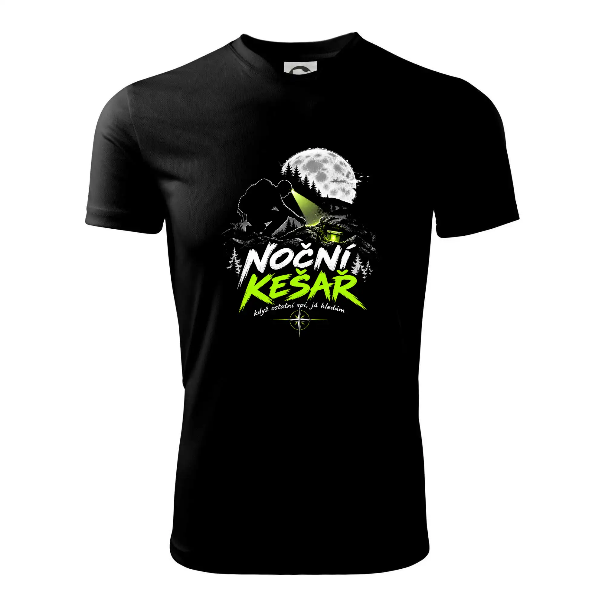 Noční kešař hledání za úplňku