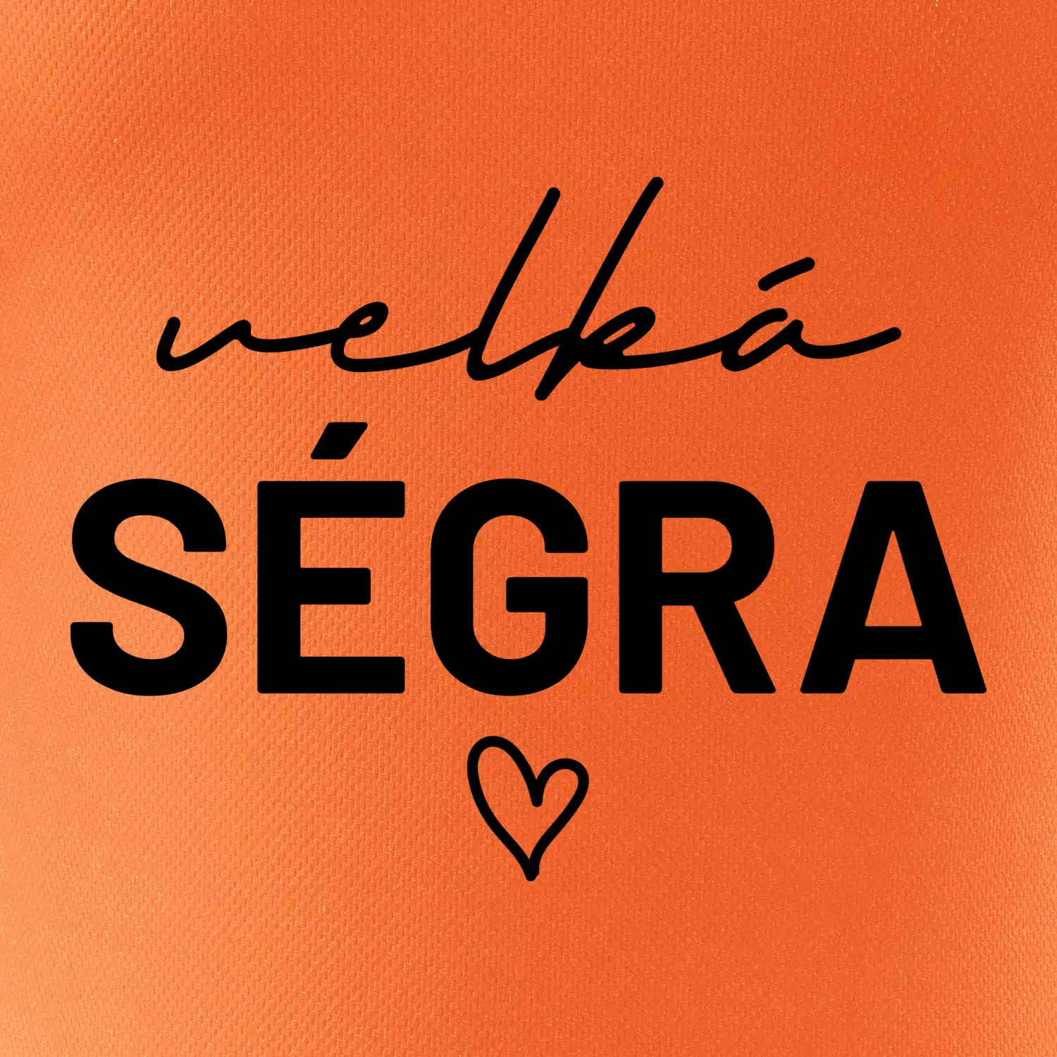 Velká ségra -  nápis na prsou